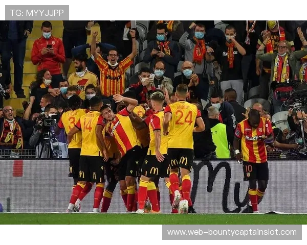 巴黎圣日耳曼开展社区活动 球员零距离互动温暖球迷